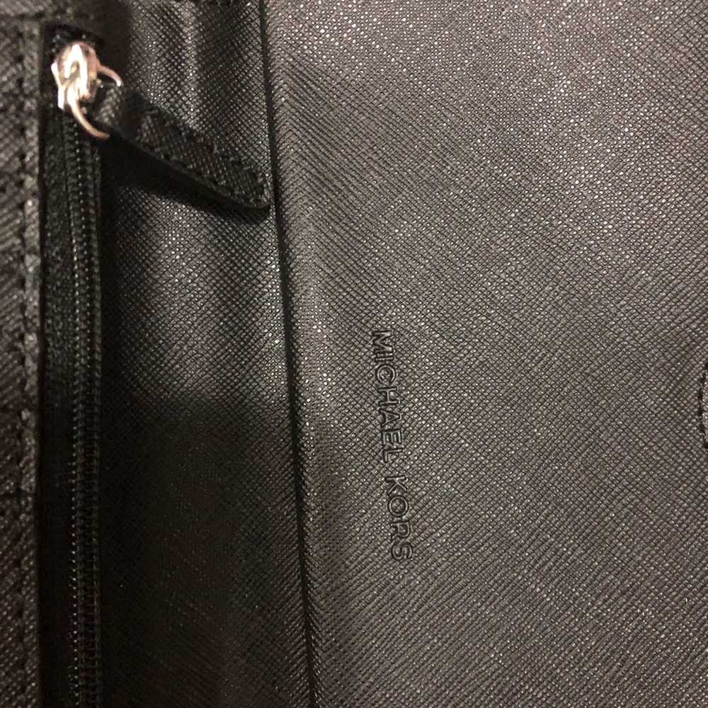 Michael Kors Logo Wallet - Picture 4 of 4